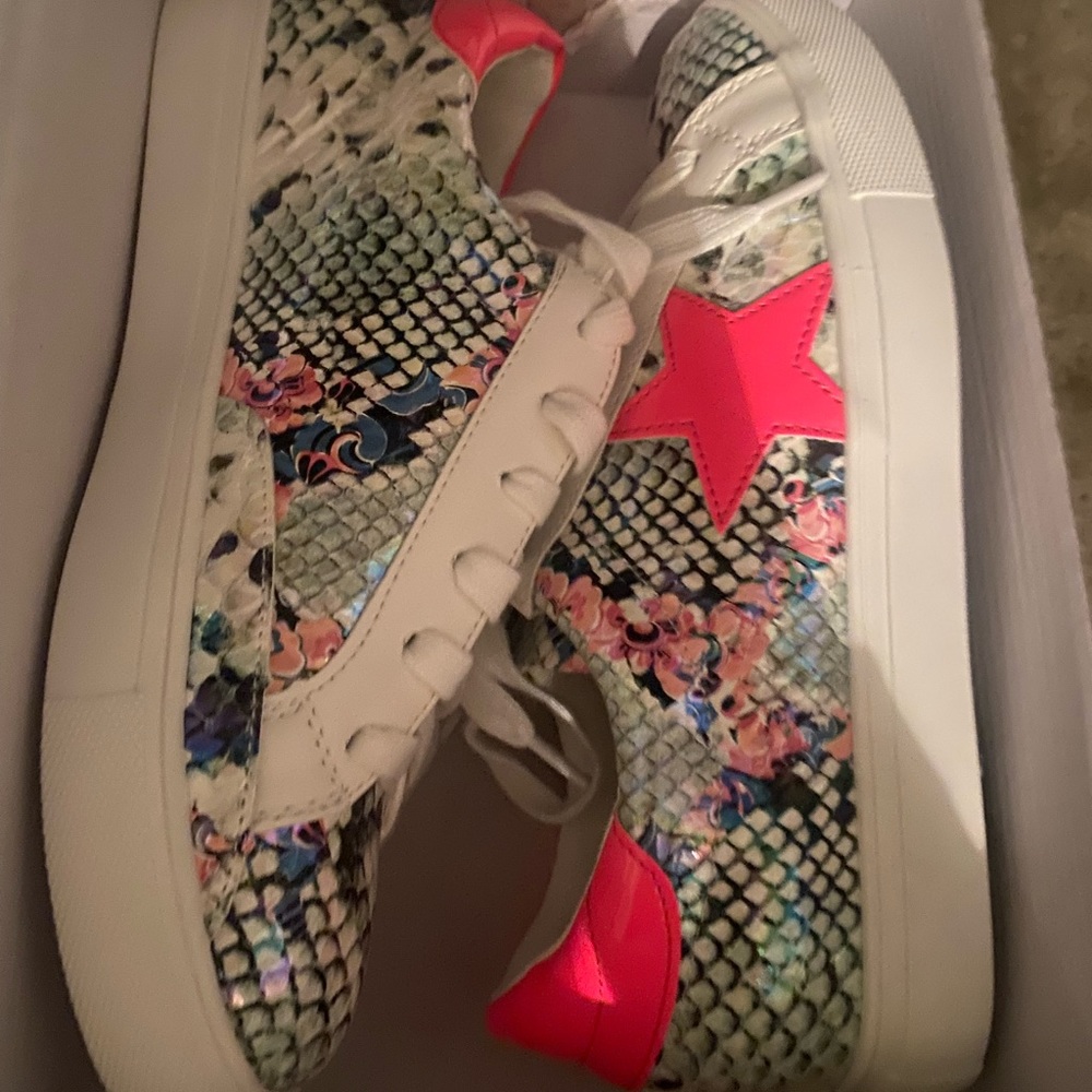 Womens size 6 bright pink star snakeskin shoes new